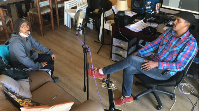 Musiek: Geliefde Barrydale digter, Selanvor Platjies ontmoet die Rymkletser Frazer Barry by sy studio in Kleinmond.